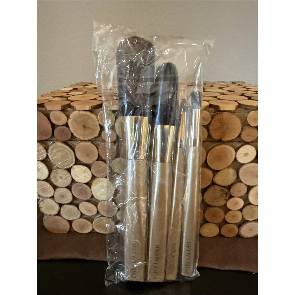 New Estee Lauder 4 PCS Makeup Brush Set For Face/ Eyeshadow/Lips in plastic wrap